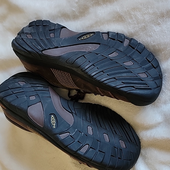 Size 12 practically brand new keen - Picture 2 of 4